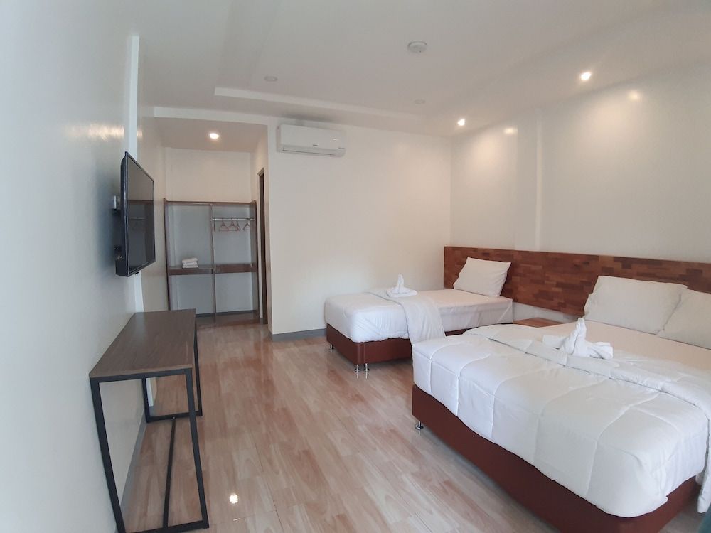 Deluxe Queen Room with Pool View