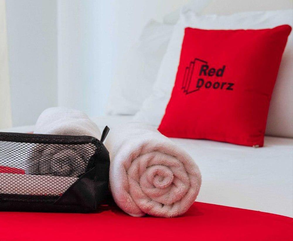 undefined RedDoorz Plus @ RSG SS Residens Vito Cruz 8