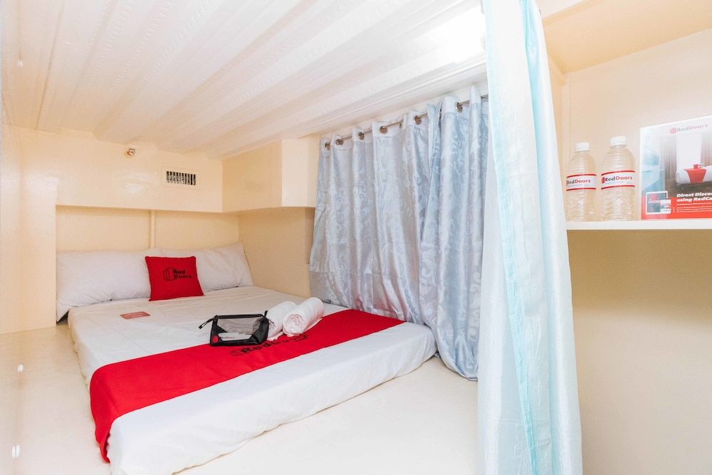 undefined RedDoorz Plus @ RSG SS Residens Vito Cruz 6