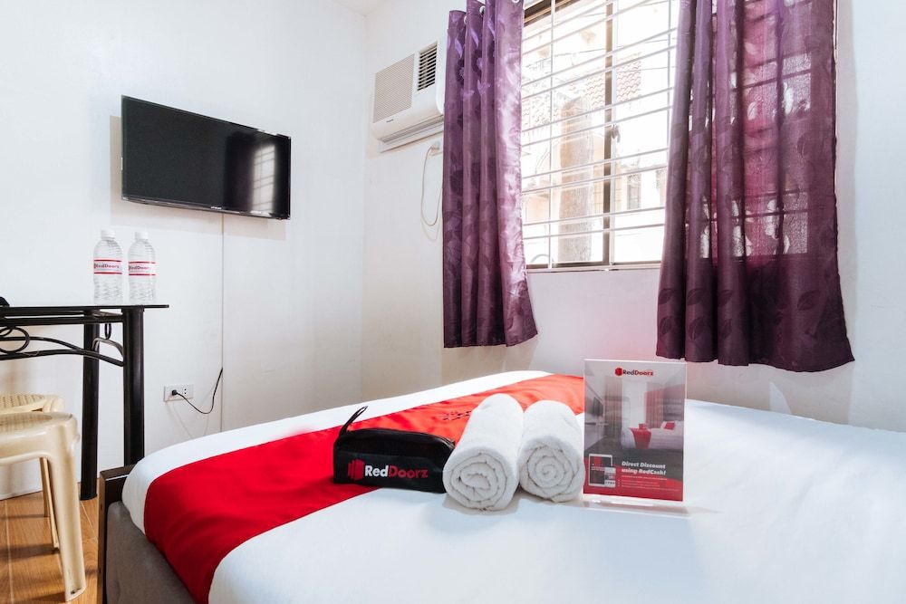 undefined RedDoorz Plus near Robinsons Place Manila 8