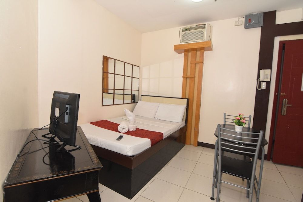 Cosmo Hotel Espana near UST Deluxe Room 4