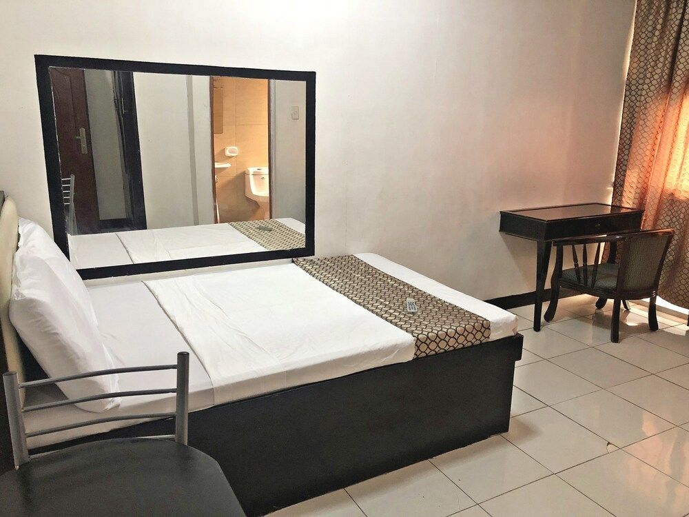 Cosmo Hotel Espana near UST Deluxe Room 3