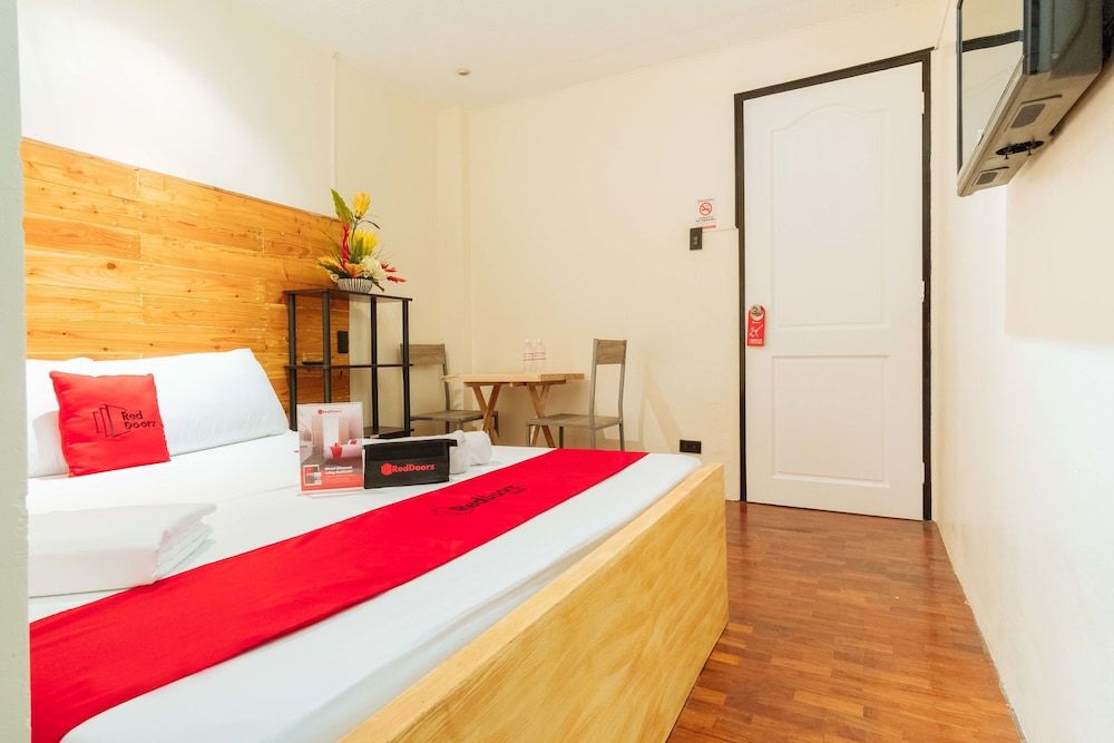 undefined RedDoorz @ Vicente Street Espana Manila 10