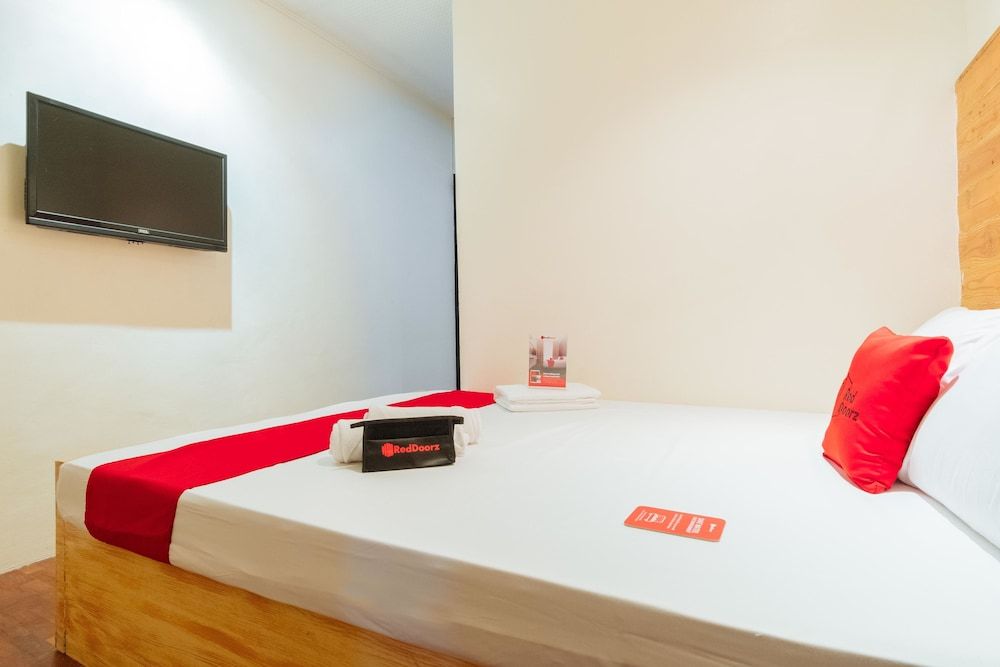 undefined RedDoorz @ Vicente Street Espana Manila 4