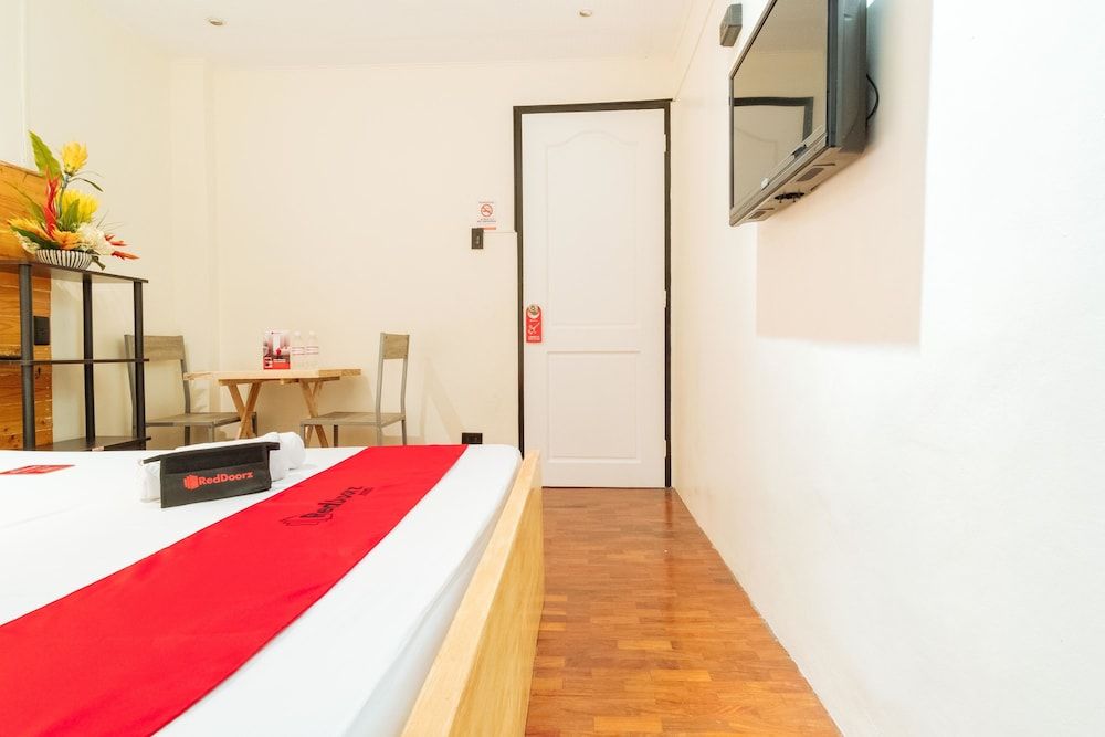 undefined RedDoorz @ Vicente Street Espana Manila 6