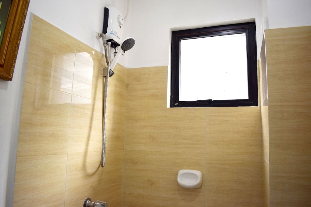 Happy Homes Manila Deluxe Single Room 6