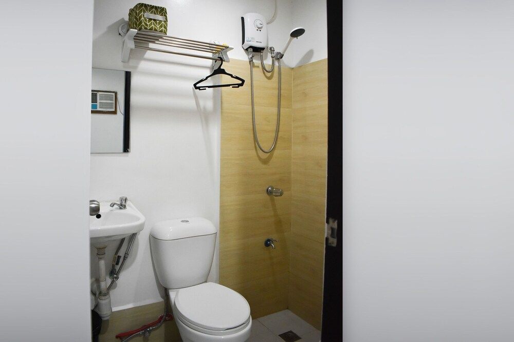 Happy Homes Manila Deluxe Double Room 4