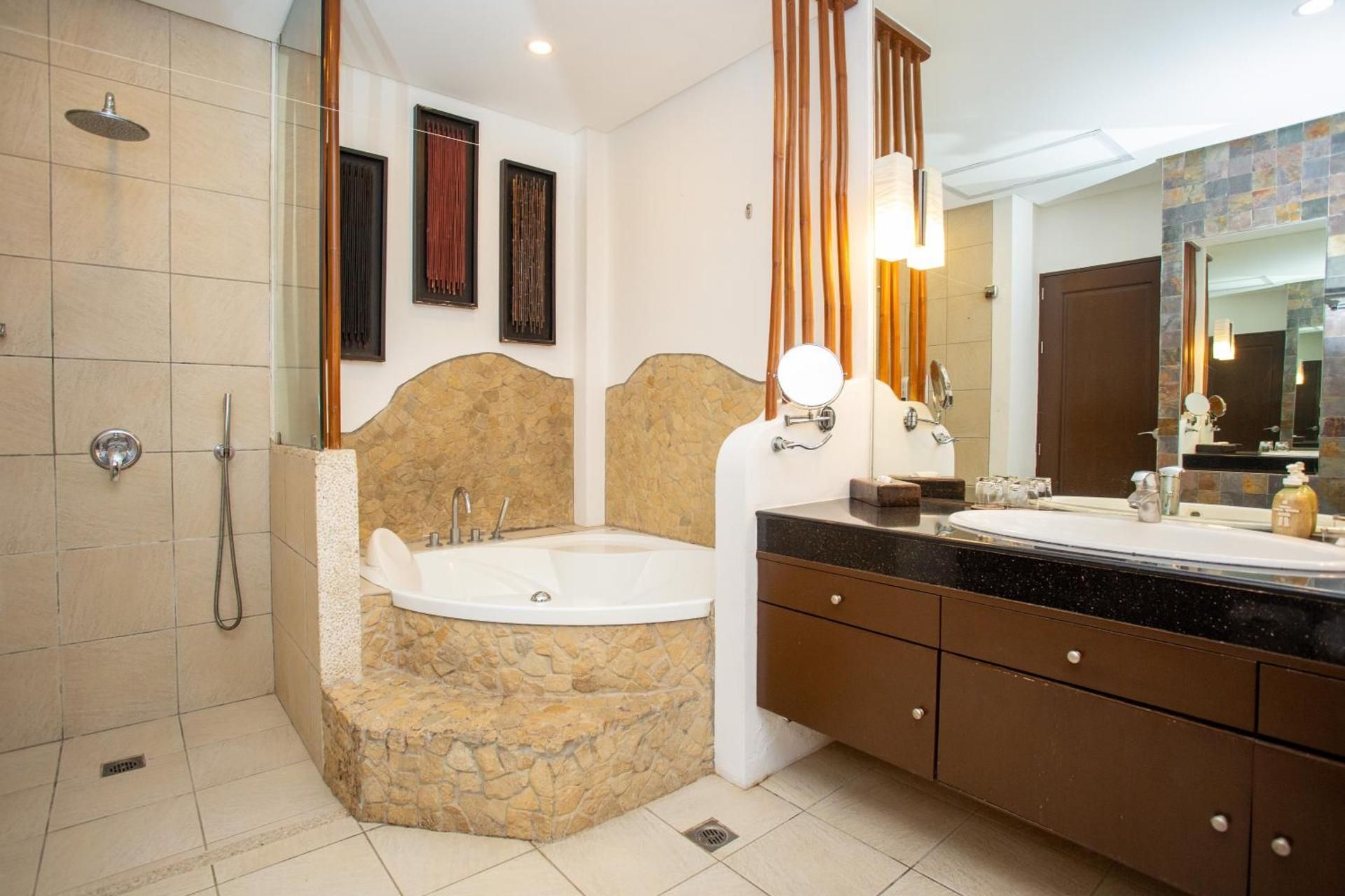 2 Bedroom Family Suite - Jacuzzi