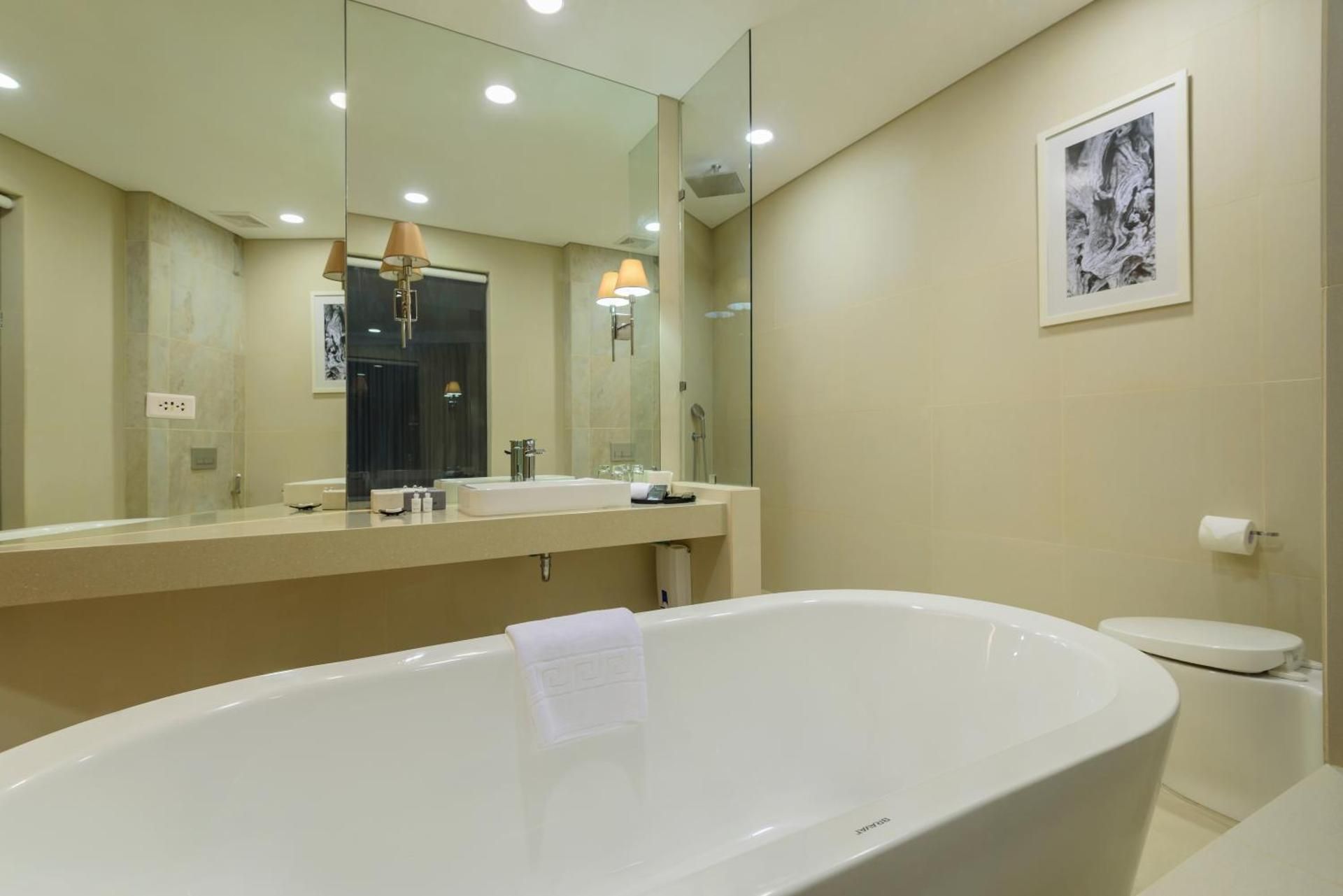 Premier Suite One Bedroom Pool View with Bathtub