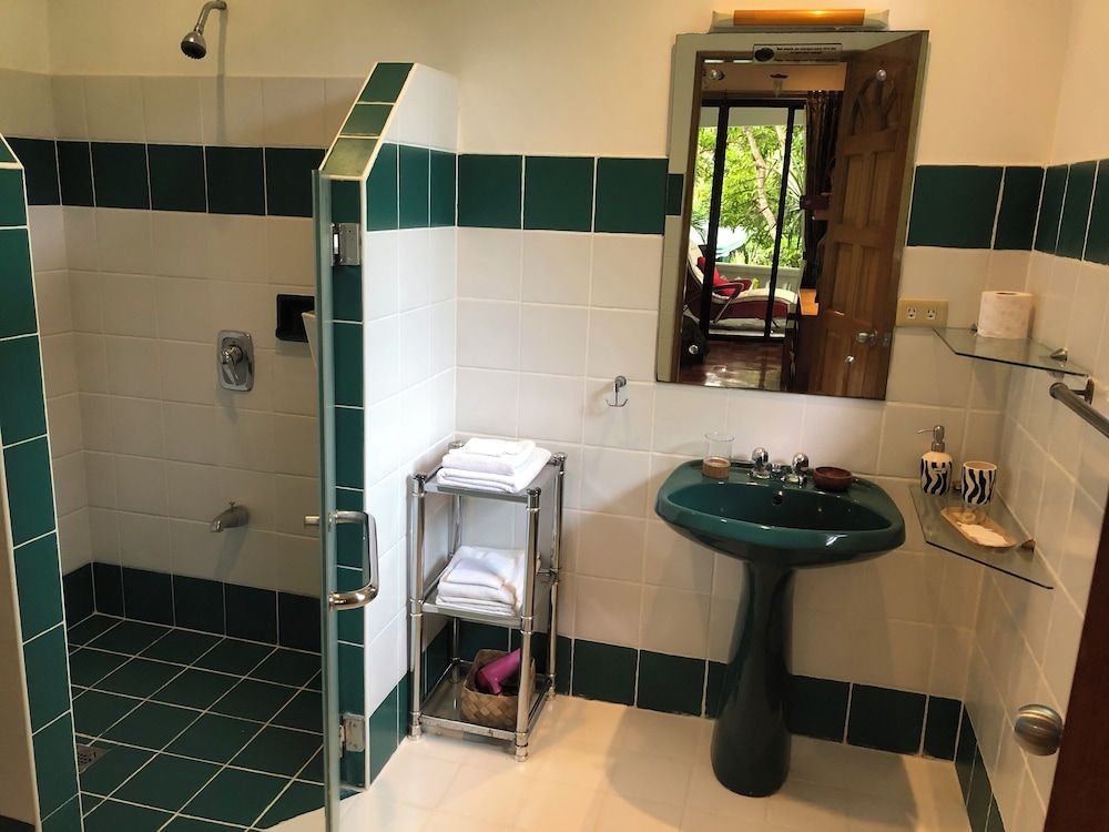 Argonauta Boracay Boutique Hotel with Apartments and Villas Signature Room, 1 Queen Bed, Garden View 2