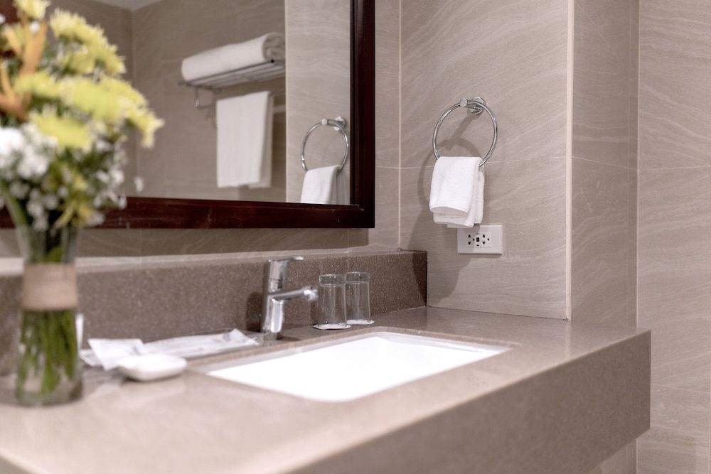 Canyon Hotels & Resorts Boracay Deluxe Twin Room, 2 Twin Beds 8