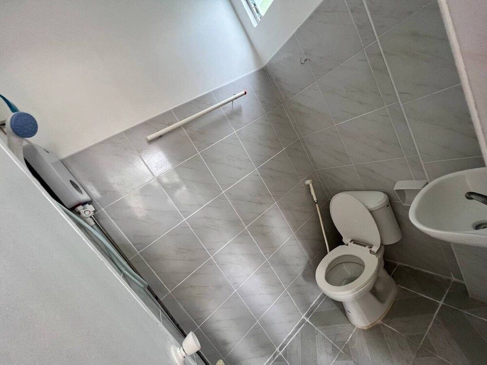 OYO 929 Blanche Hotel Family Room 5