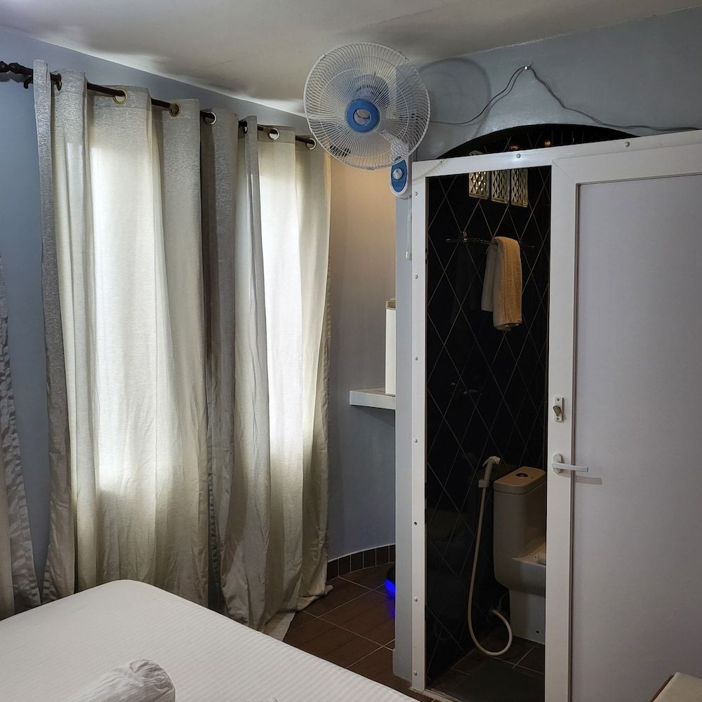 GREEN MON KEY RESORT BLUE COLUMN ROOM 4