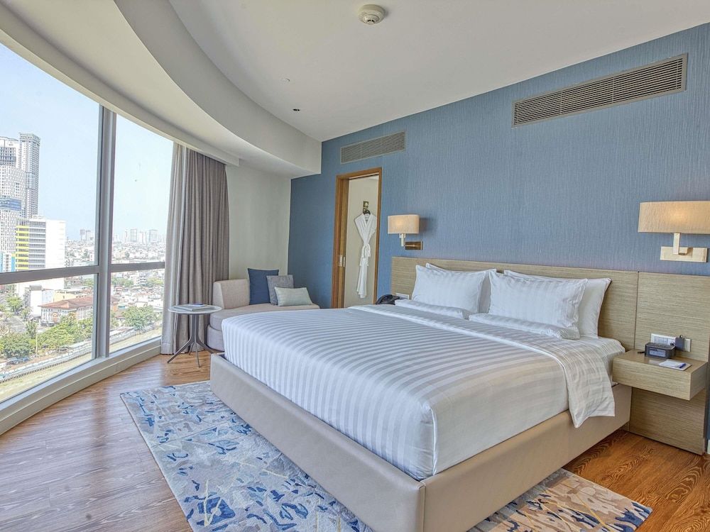 undefined Novotel Suites Manila at Acqua 10