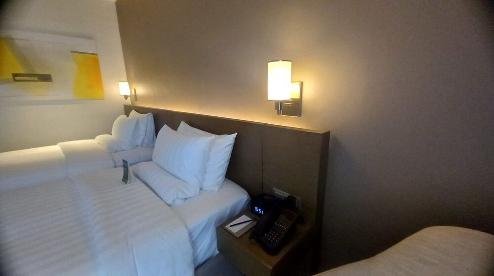 Capital O 950 Acqua Novotel Tower Deluxe Twin Room 3