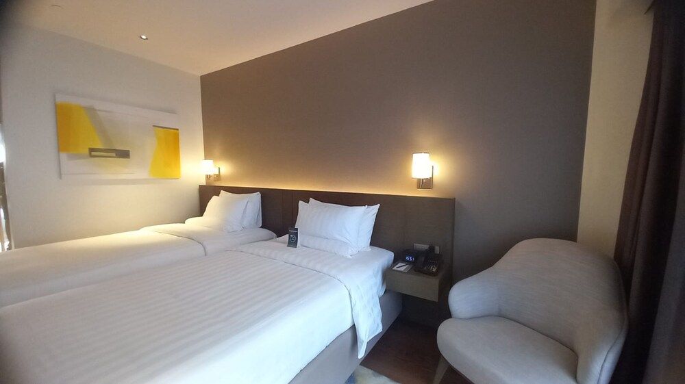 Capital O 950 Acqua Novotel Tower Deluxe Twin Room 2