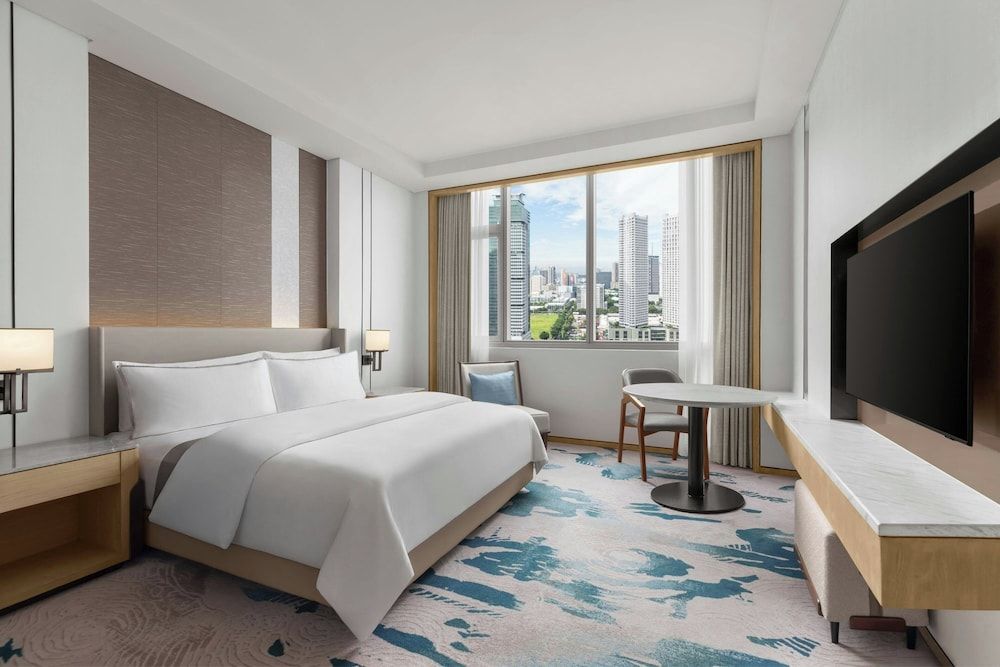 The Westin Manila Deluxe Room, 1 King Bed, City View 4
