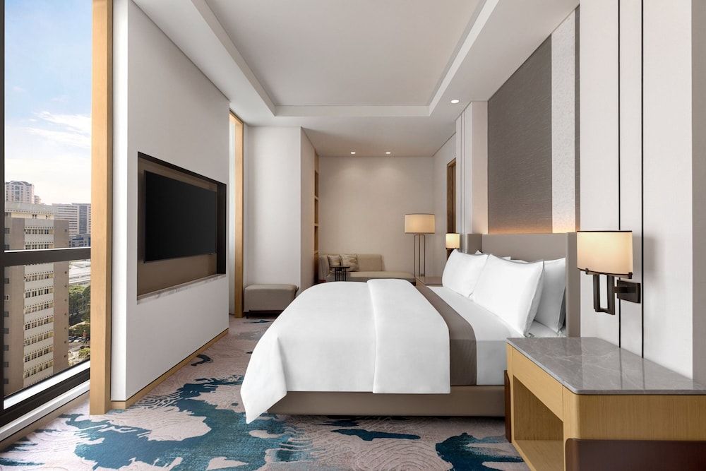 The Westin Manila Deluxe Room, 1 King Bed, City View 5