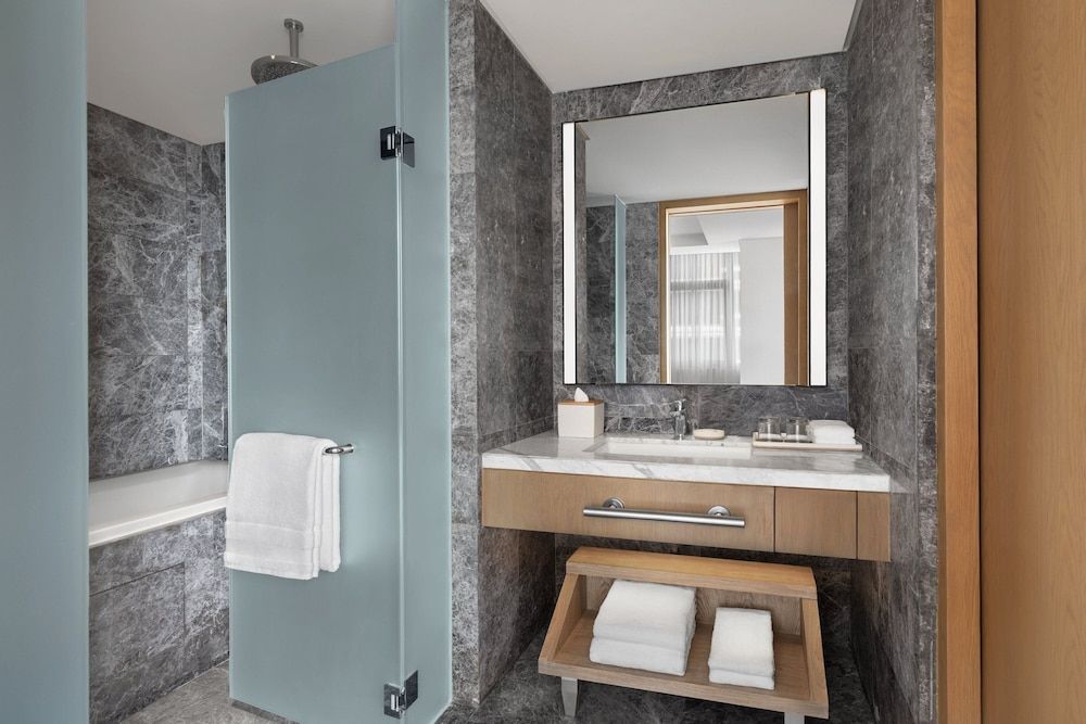 The Westin Manila Deluxe Room, 2 Double Beds, City View 4