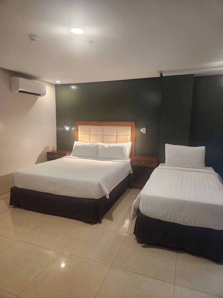 Hotel Herencia 625 Deluxe Triple Room 3