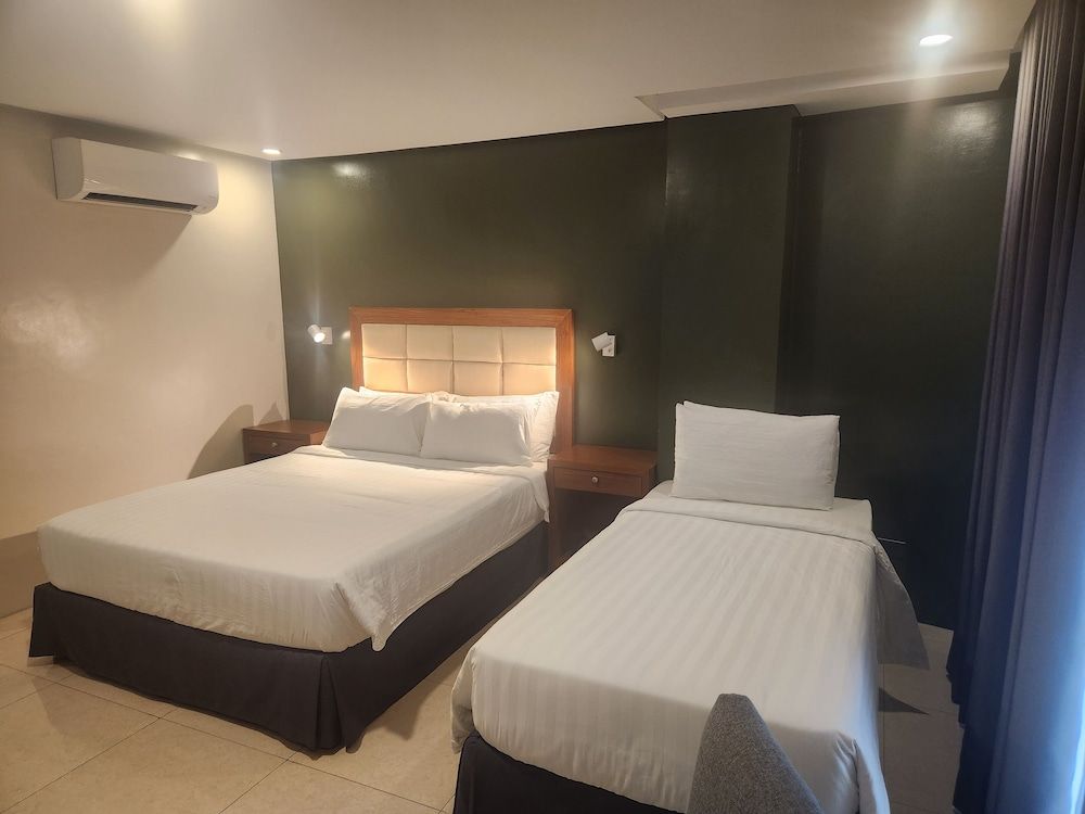 Hotel Herencia 625 Deluxe Triple Room 4