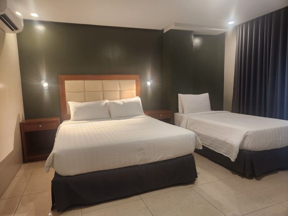 Hotel Herencia 625 Deluxe Triple Room