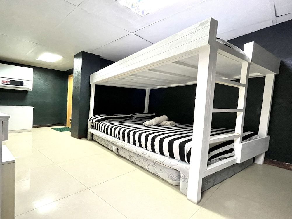 Super OYO 910 Sabaidee Suites
