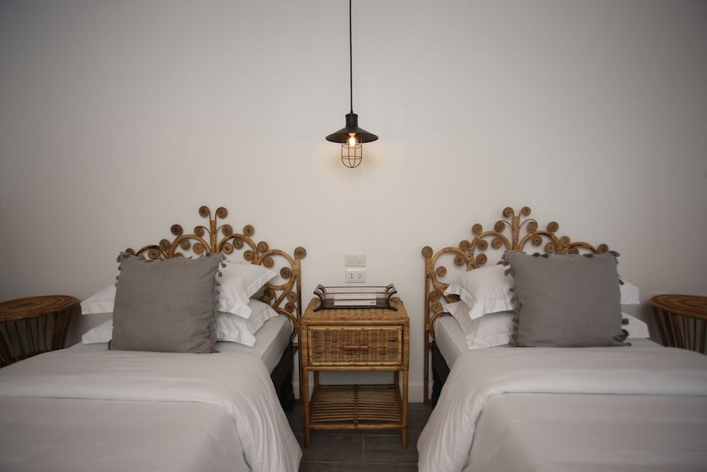 undefined The Colonial 6