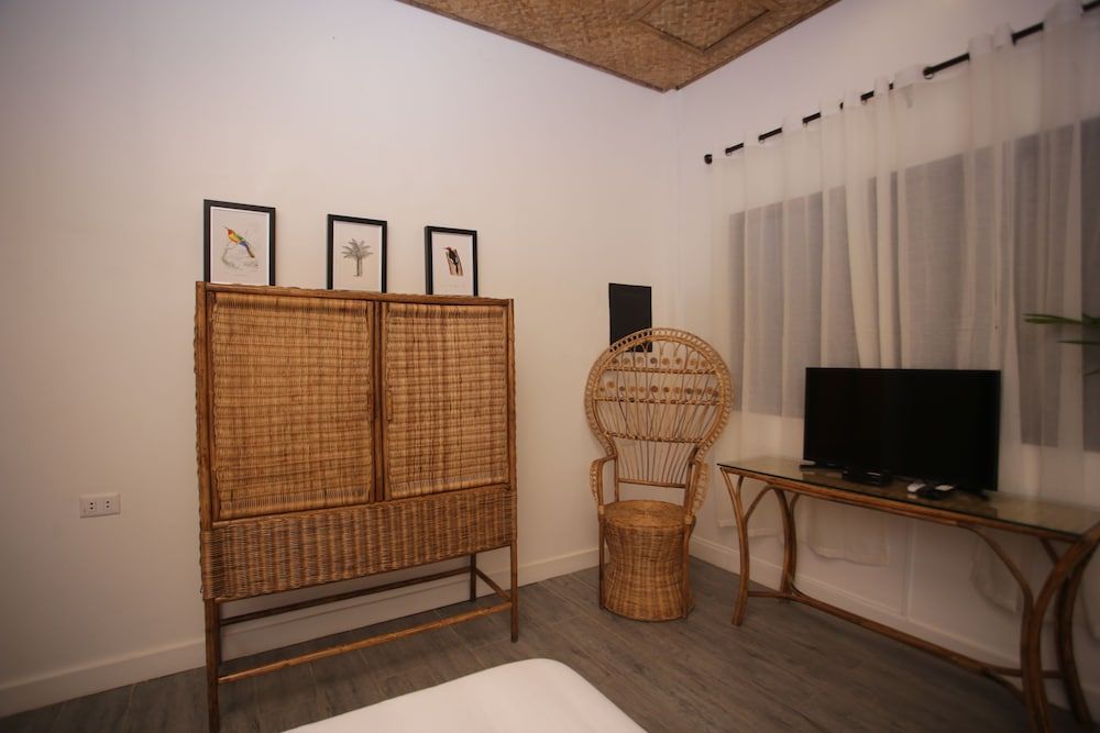 The Colonial Queen Room 7