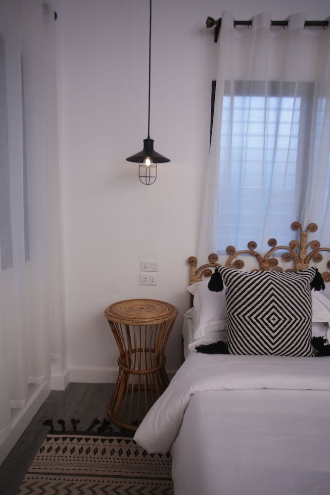 undefined The Colonial 4