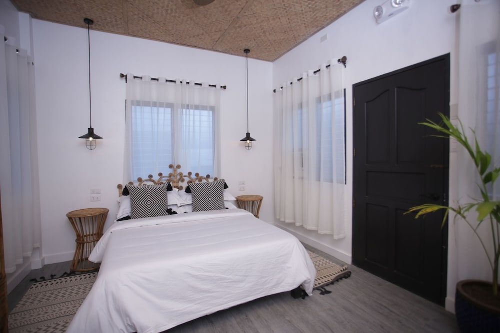 The Colonial Queen Room 5