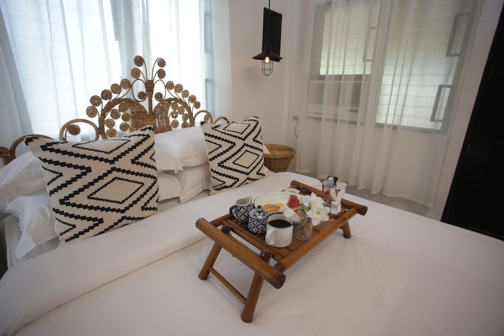 The Colonial Queen Room