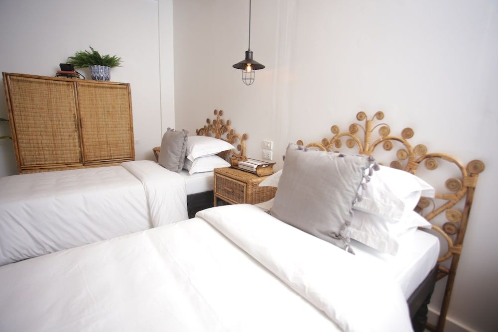 undefined The Colonial 7