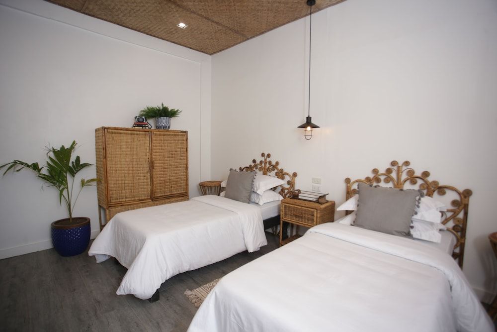 undefined The Colonial 3