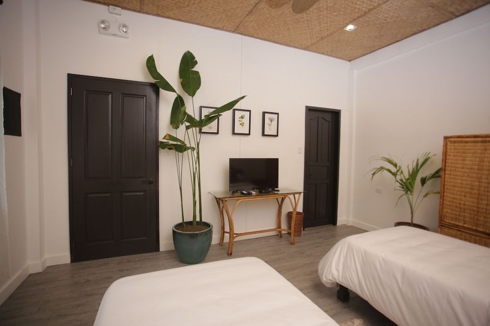 undefined The Colonial 2