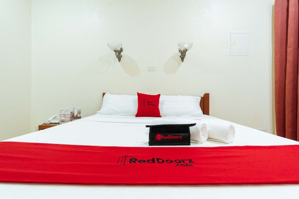 undefined RedDoorz Premium near Pristine Beach 6