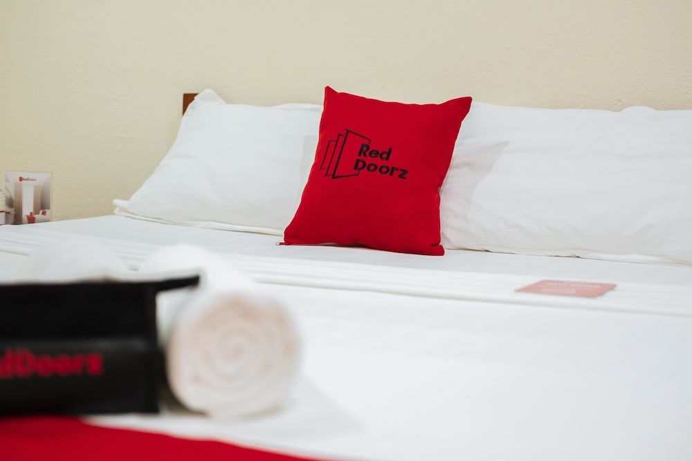 undefined RedDoorz Premium near Pristine Beach 8
