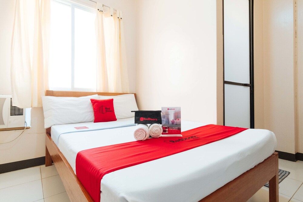 undefined RedDoorz near Skylight Convention Center 7