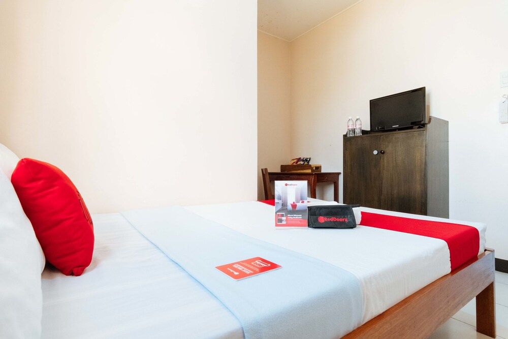 undefined RedDoorz near Skylight Convention Center 5