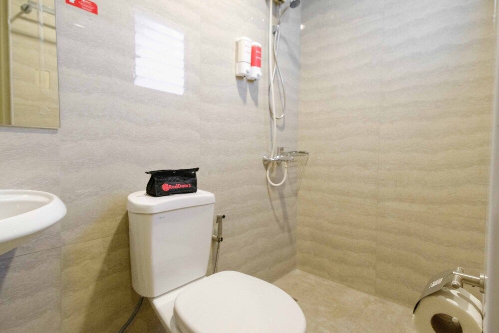 undefined RedDoorz Plus near Mendoza Park 8