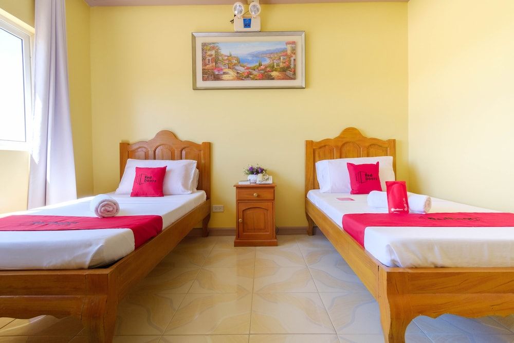 RedDoorz Plus @ Manalo Extension Palawan Twin Room 2
