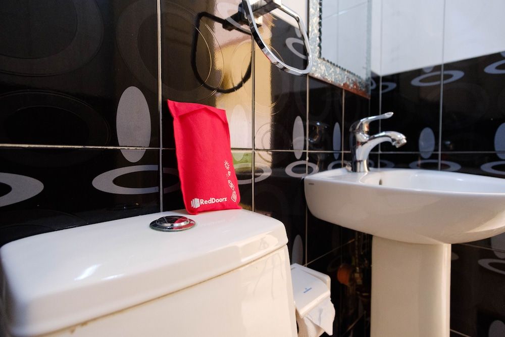 RedDoorz Plus @ Manalo Extension Palawan Twin Room 6