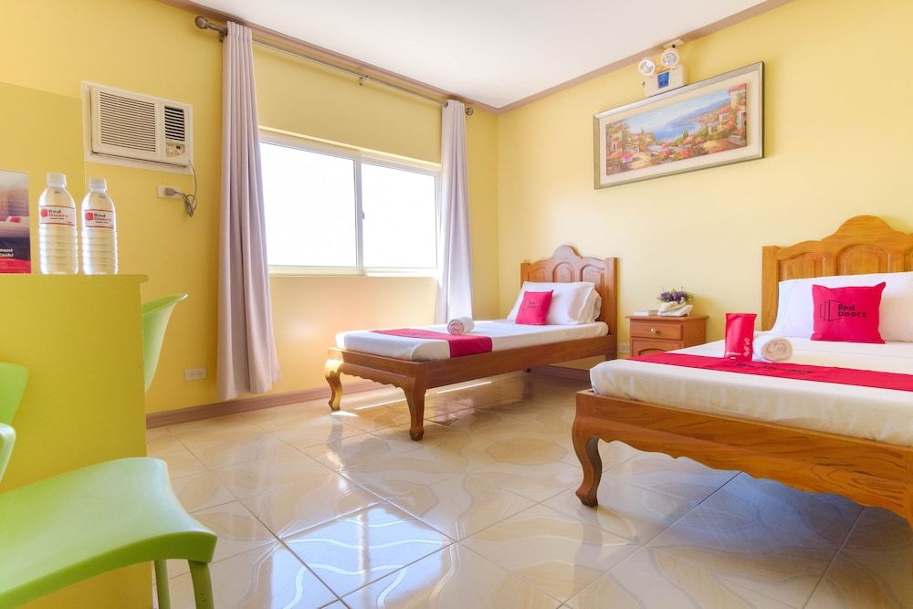 RedDoorz Plus @ Manalo Extension Palawan Twin Room