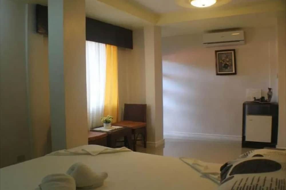 undefined OYO 933 The New De Loro Inn 4