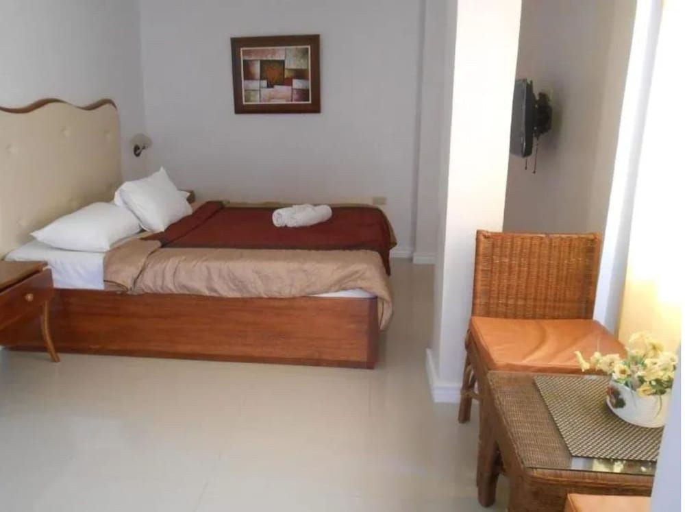 undefined OYO 933 The New De Loro Inn 3