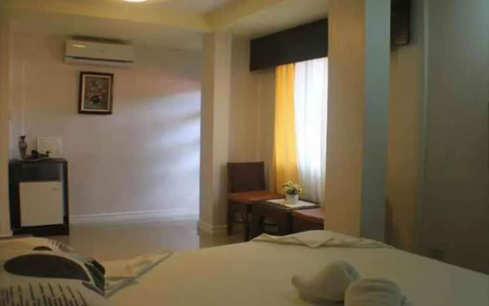 undefined OYO 933 The New De Loro Inn 6