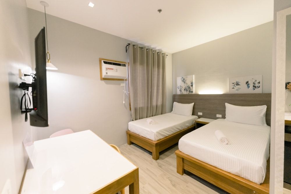Madonna Hometel and Suites New Pandan Deluxe Twin Room 4