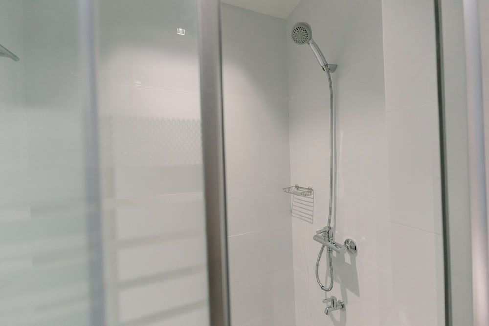 Madonna Hometel and Suites New Pandan Deluxe Twin Room 8