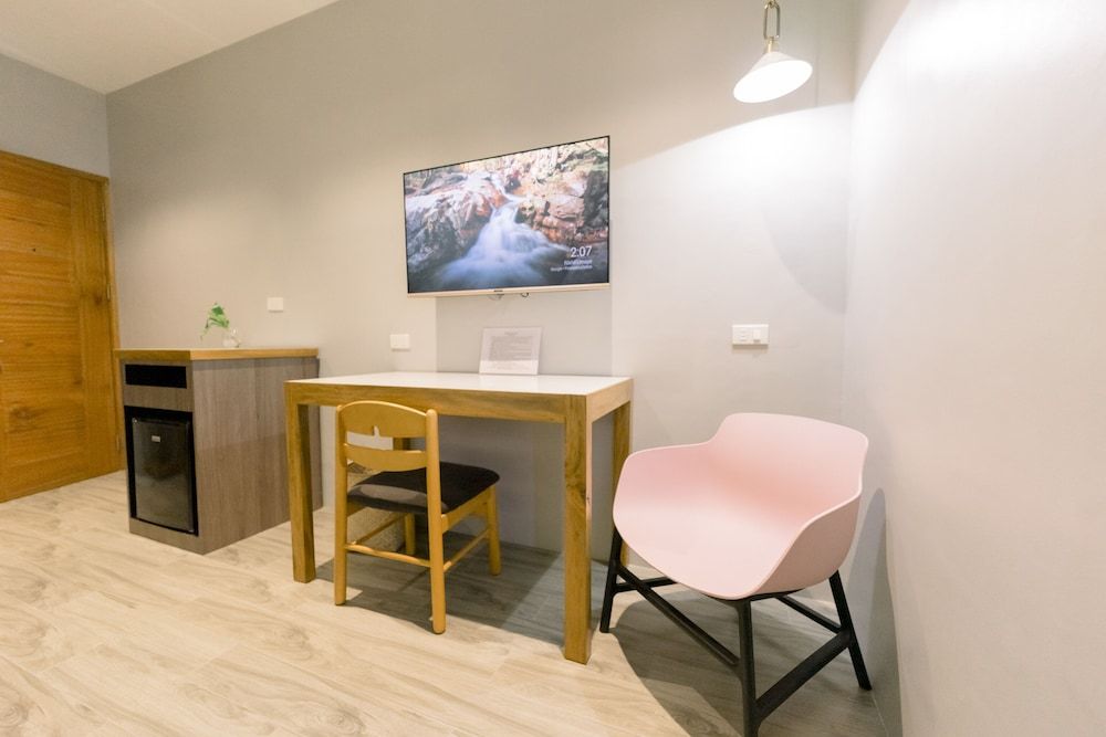 Madonna Hometel and Suites New Pandan Deluxe Twin Room 9