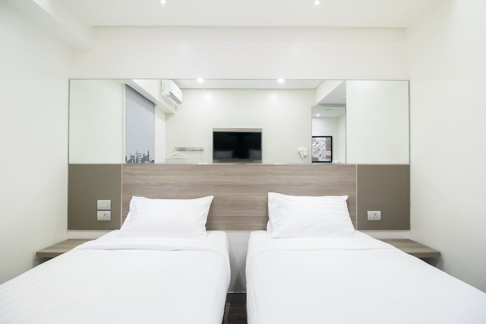 Red Planet BGC The Fort Twin Room 5